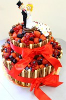 Svadobná torta s čerstvým ovocím